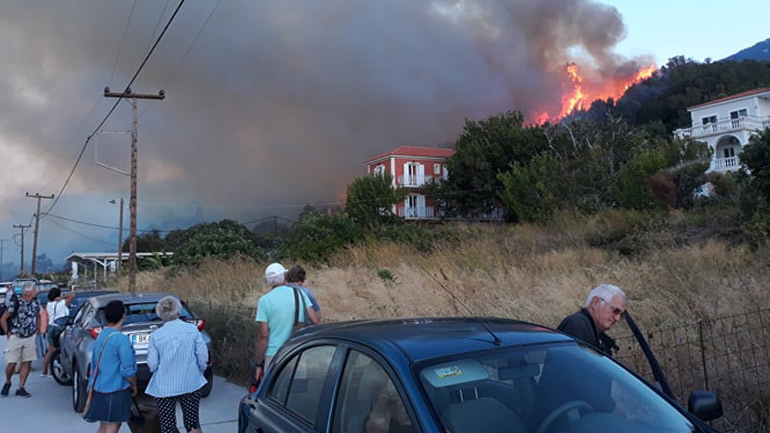 Πυρκαγιά σε αγροτοδασική έκταση της Κεφαλονιάς – Προληπτικές εκκενώσεις καταλυμάτων