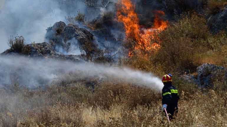 Ζάκυνθος: Πυρκαγιά στο χωριό Αγαλάς