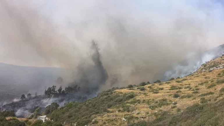Ζάκυνθος: Η πυρκαγιά έφτασε στο χωριό Κερί. Προληπτική εκκένωση των πρώτων σπιτιών