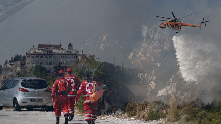 Μαίνεται το πύρινο μέτωπο στο Λουτράκι