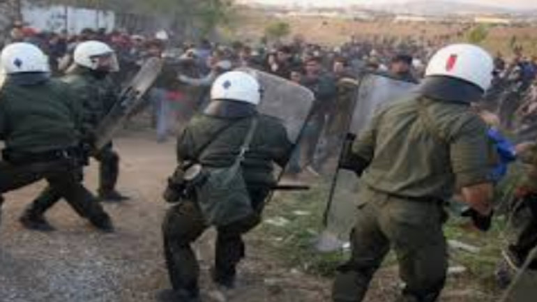 Επεισόδια και χημικά στο χοτσποτ της Κω – Τραυματίστηκαν αστυνομικοί και μετανάστες