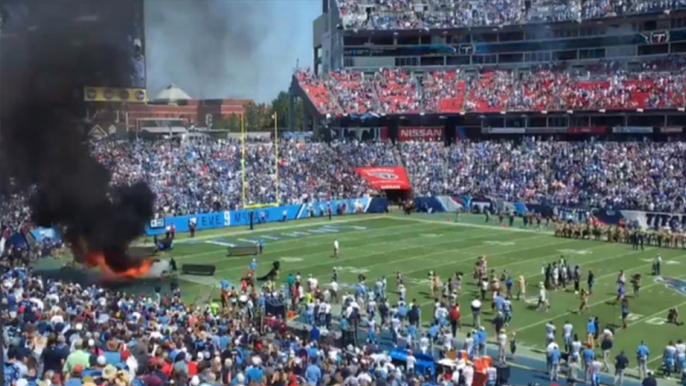 Πανικός σε γήπεδο του NFL λόγω φωτιάς σε ηχείο