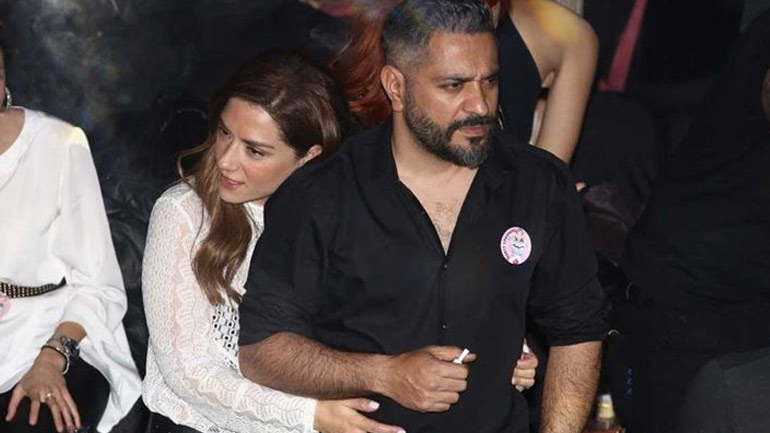 Βάσω Λασκαράκη: Φωτογραφίζει τον Λευτέρη Σουλτάτο στο σαλόνι του σπιτιού τους