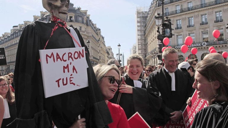 Στους δρόμους του Παρισιού γιατροί, δικηγόροι και πιλότοι κατά της μεταρρύθμισης του συνταξιοδοτικού