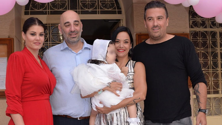 Κατερίνα Τσάβαλου – Δημήτρης Στεργίου: Τα πρώτα πλάνα από τη βάφτιση της κόρης τους