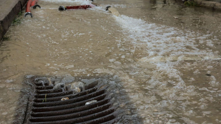 Κλειστή η Λ. Βεΐκου – Έσπασε αγωγός της ΕΥΔΑΠ