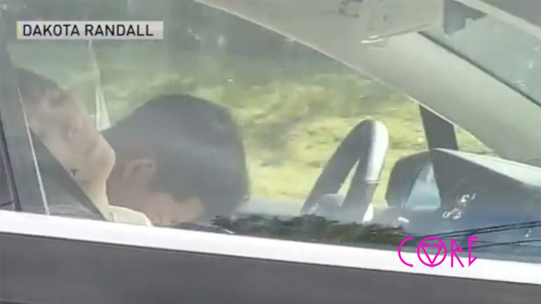 Ο οδηγός κοιμάται και το Tesla πηγαίνει μόνο του με 100 χλμ./ώρα