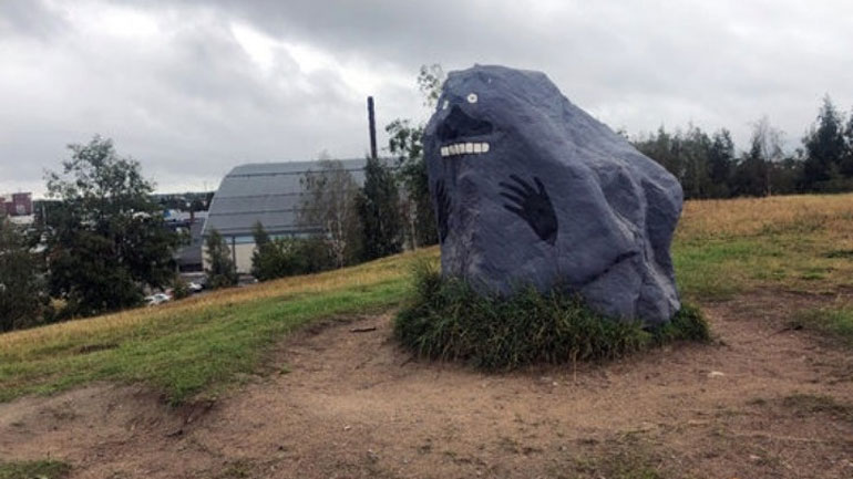 Ένας βράχος που λατρεύουν και φοβούνται τα παιδιά