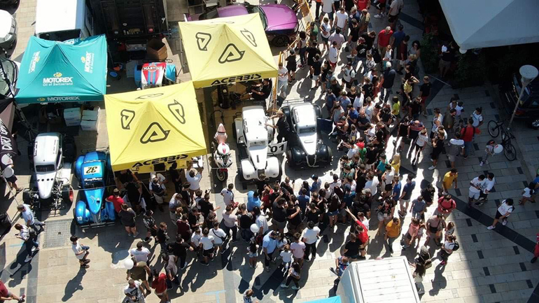 Η εικόνα με τον κόσμο μιλά από μόνη της... 