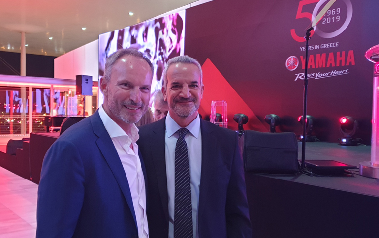 Ο Τάκης Θεοχαράκης (δεξιά) με τον Διευθύντοντα Σύμβουλο της Μοτοσυναμικής Σωτήρη Χατζίκο