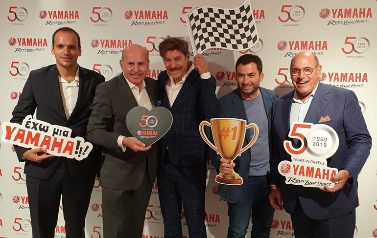 Πολύ μεγάλη και σημαντική στιγμή για μία εταιρεία να συνεχίζει την δραστηριότητά της στην Ελλάδα για 50 χρόνια. Στην φωτογραφία από δεξιά: Οδυσσέα Κυριακόπουλος (Επίτιμος Πρόεδρος Μοτοδυναμικής), Βασίλης Σαρημπαλίδης,  Γιάννης Στάνκογλου (ηθοποιός) Eric De Seynes (πρόεδρος της Yamaha Europe) και Πάρης Κυριακόπουλος (Πρόεδρος Μοτοδυναμικής) 