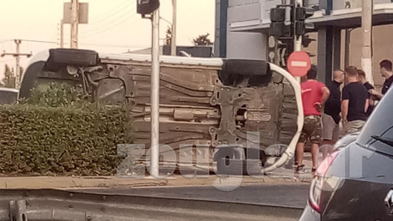 Τροχαίο στην Αργυρούπολη: Αναποδογύρισε Ι.Χ.