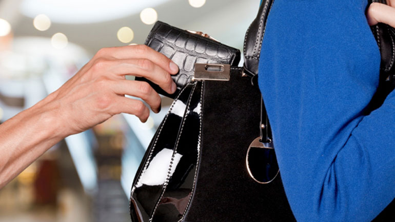 Περισσότερες από οκτώ κλοπές διέπραξαν τρεις γυναίκες που συνελήφθησαν στην Ερμού