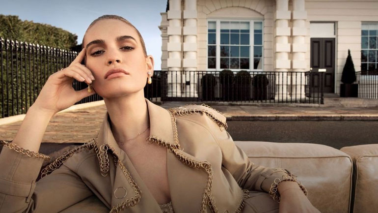 Η Lily James πρωταγωνιστεί στη νέα beauty καμπάνια της Burberry!