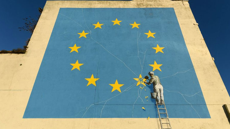 Ο Banksy αντέδρασε όταν κάλυψαν με μπογιά την τοιχογραφία «Brexit»