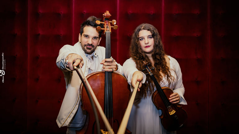 Ο Λευτέρης Ελευθερίου και οι String Demons στον «Συρανό» σε σκηνοθεσία Ηλία Καρελλά