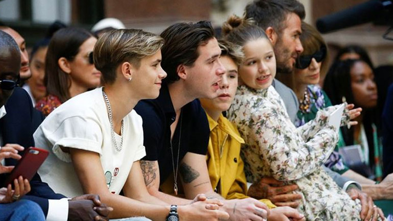 London Fashion Week: Όλα τα βλέμματα στραμμένα στο show της Victoria Beckham