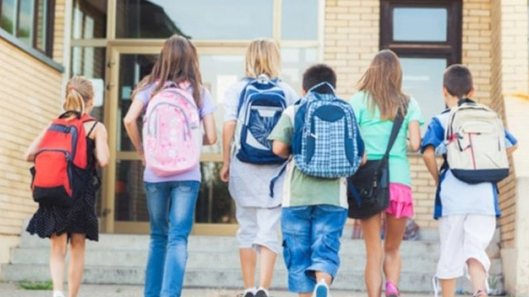 Οι φράσεις που προτρέπουν το παιδί να μιλήσει για την πρώτη μέρα στο σχολείο