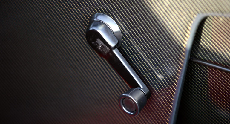 Εικόνα που δεν τη βλέπεις σήμερα σε σύγχρονο αυτοκίνητο...