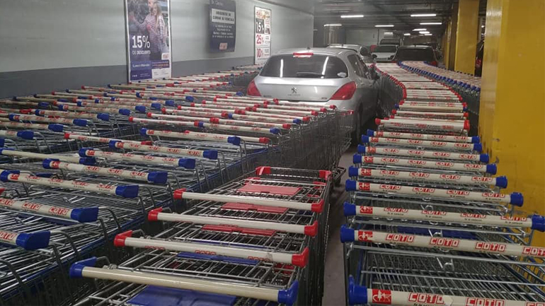 Οδηγός τιμωρήθηκε από υπαλλήλους σούπερ μάρκετ