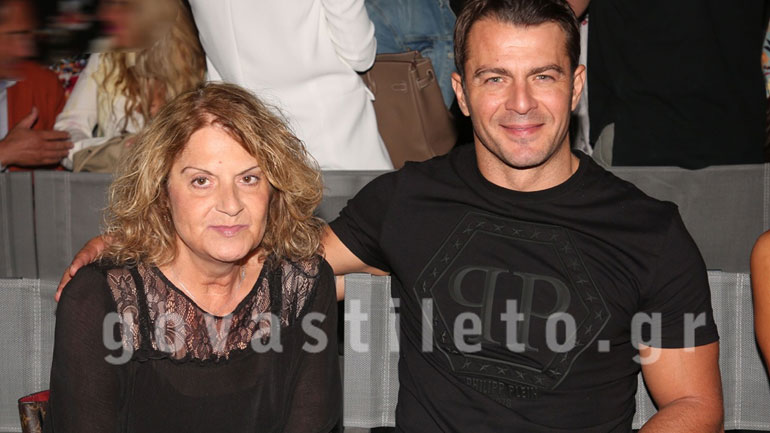 Γιώργος Αγγελόπουλος: Βραδινή έξοδος με τη μητέρα του στο θέατρο!