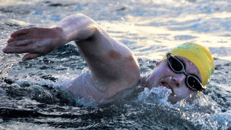 Απίστευτο: Αμερικανίδα διέσχισε 4 φορές την Μάγχη κολυμπώντας χωρίς να σταματήσει