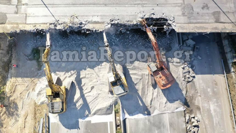 Κατεδαφίζεται γέφυρα στην Αταλάντη