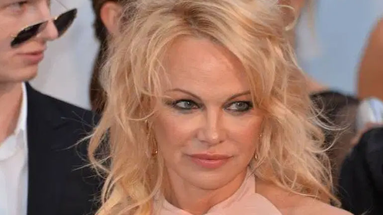 Η Πάμελα Άντερσον μετέφερε τη διαμάχη με την Canada Goose στο Φεστιβάλ Κινηματογράφου του Τορόντο