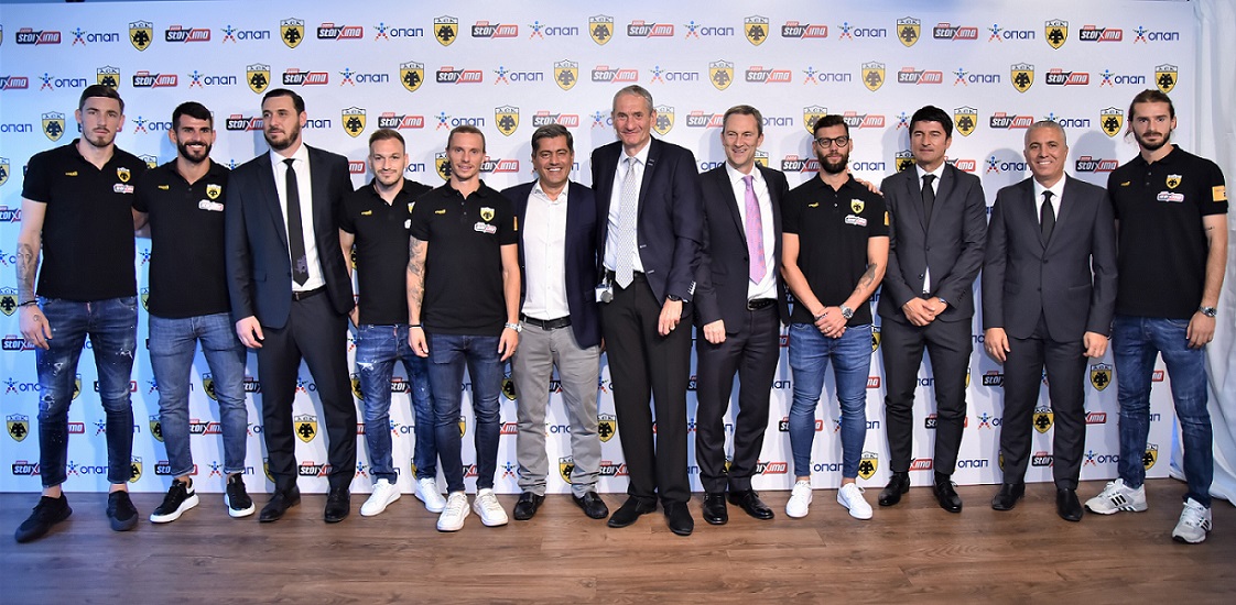 Η διοίκηση του ΟΠΑΠ και της ΠΑΕ ΑΕΚ με τον προπονητή και ποδοσφαιριστές της ομάδας