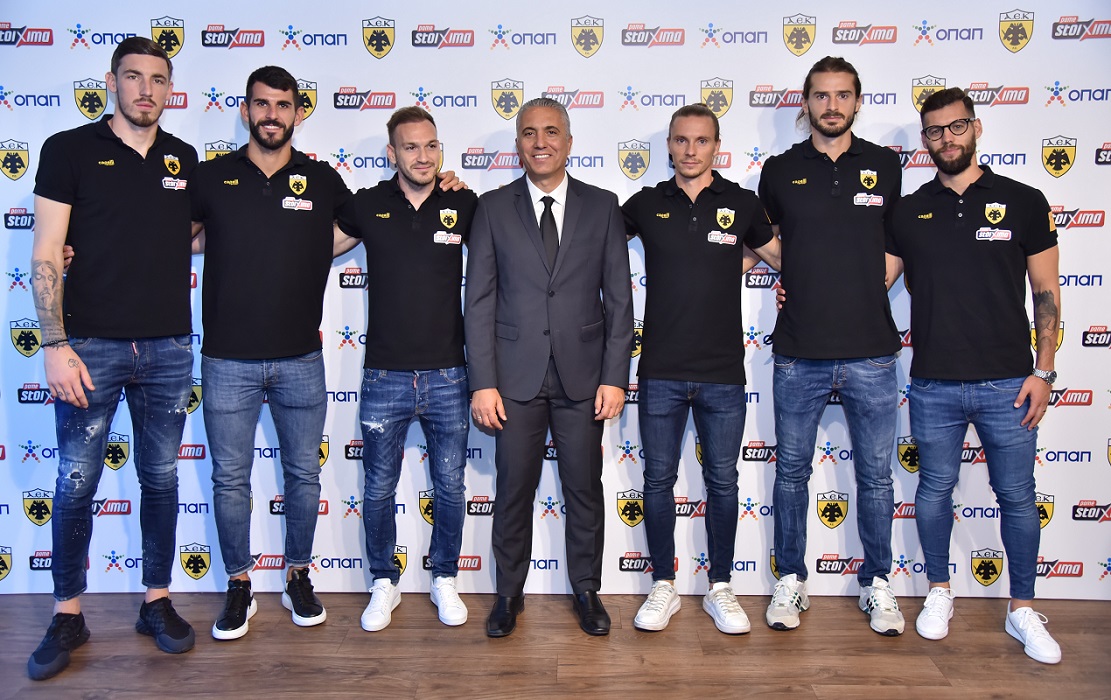 Ο Νίκος Κωστένογλου – προπονητής ΑΕΚ με ποδοσφαιριστές της ομάδας
