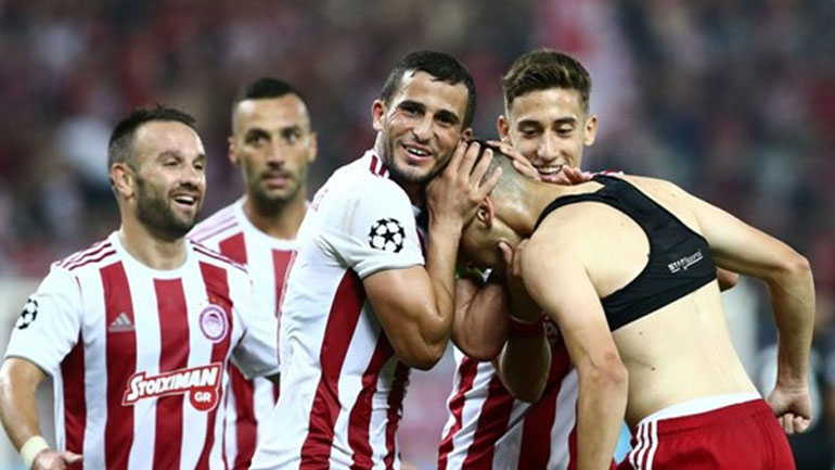 Ο Ολυμπιακός με Τότεναμ τετράδιο με λευκές σελίδες