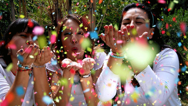 Γαλλία: Δήμαρχος υποχρεώνει τους κατοίκους της πόλης του «να είναι χαρούμενοι»