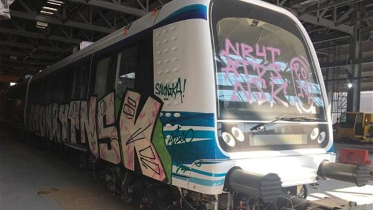 Βανδαλισμός βαγονιών του Μετρό που βρίσκονται στο αμαξοστάσιο της Πυλαίας