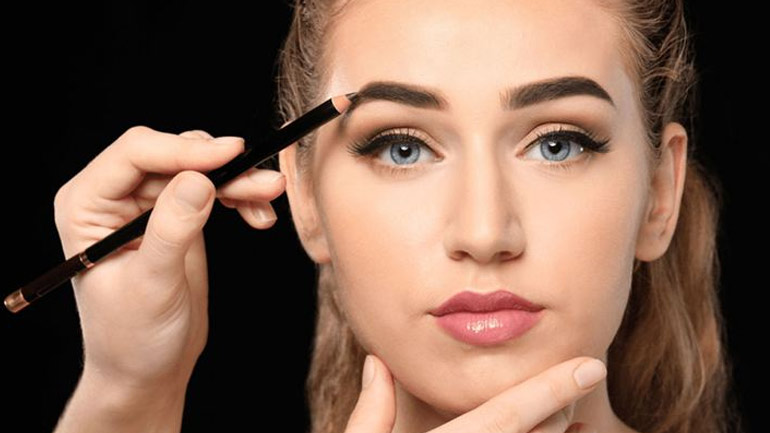 Πώς να επιλέξετε το κατάλληλο μολύβι φρυδιών ανάλογα με τις ανάγκες σας