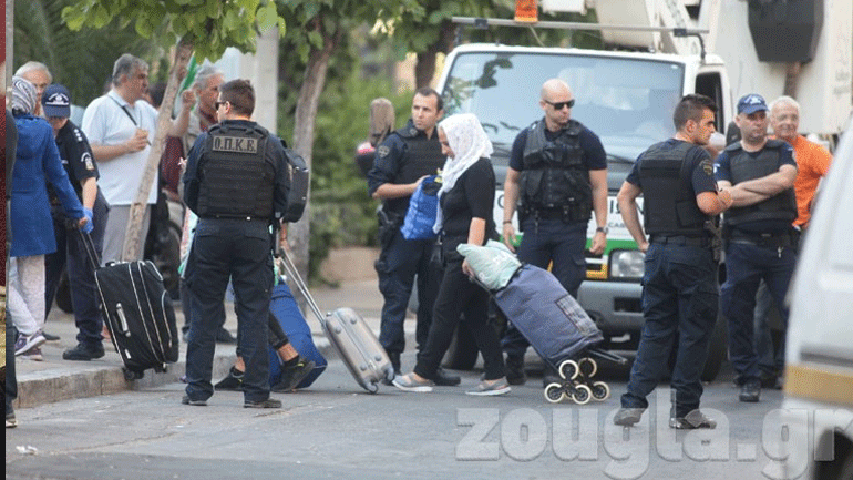 Στη δομή φιλοξενίας Κορίνθου μεταφέρονται οι πρόσφυγες από τις καταλήψεις στην πλατεία Βάθη