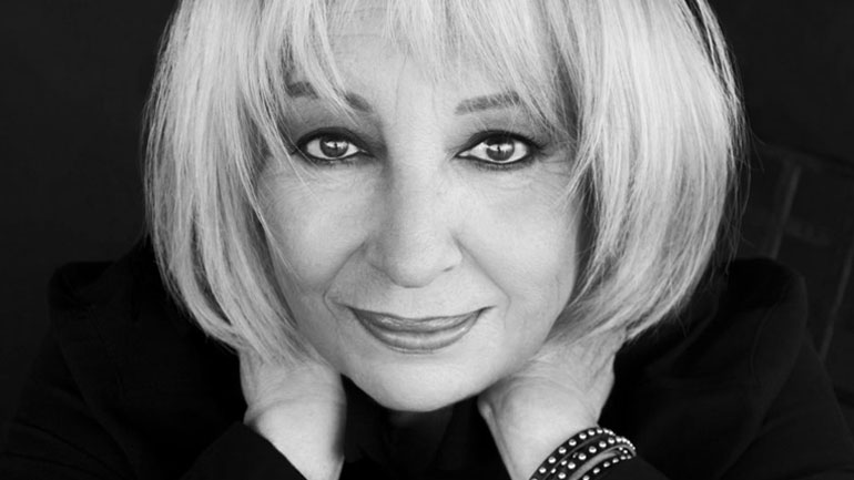 H Aλέκα Κανελλίδου πάει θέατρο