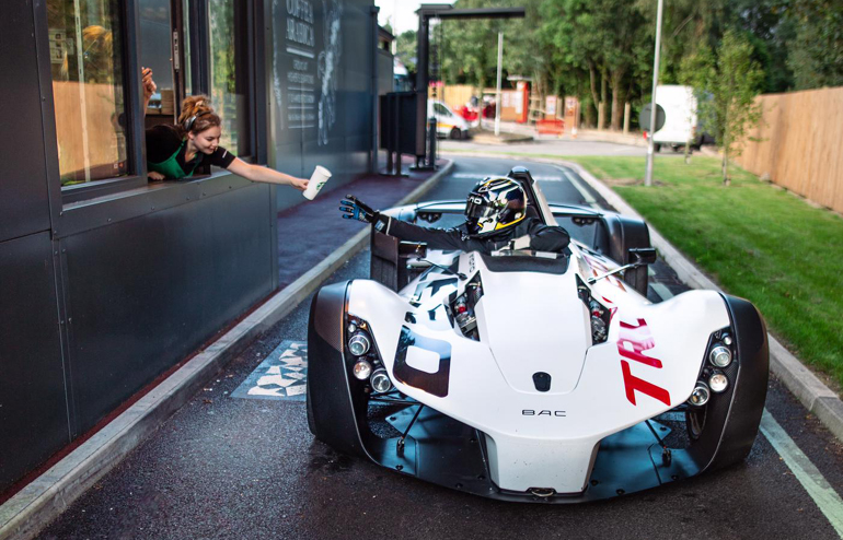 To συγκεκριμένο είναι το μοναδικό μονοθέσιο που μπορέι να κυκλοφορεί κανονικά και με πινακίδες στο δρόμο