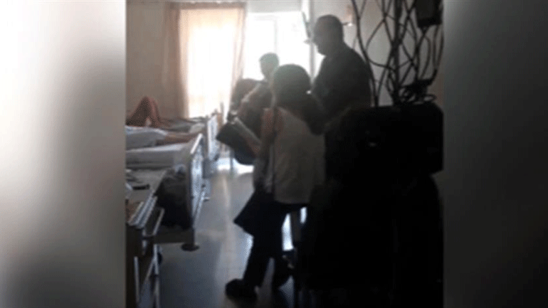 Γιατρός του ΠΑΓΝΗ τραγουδάει στους ασθενείς της ογκολογικής Κλινικής