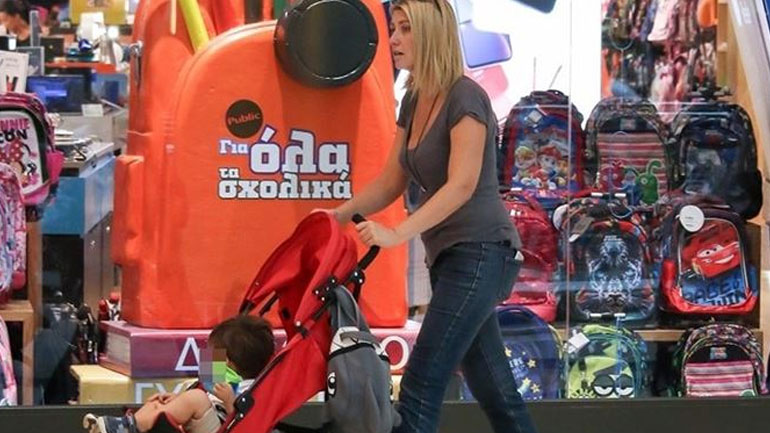 Σία Κοσιώνη: Βόλτα σε γνωστό εμπορικό κέντρο με τον γιο της