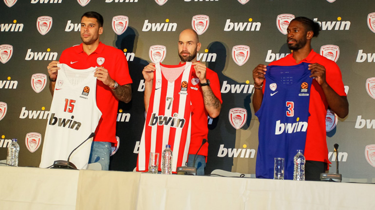 Μπάσκετ: Παρουσίασε τις νέες του φανέλες ο Ολυμπιακός