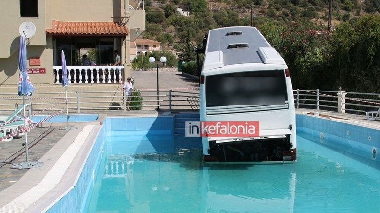 Κεφαλονιά: Λεωφορείο έπεσε σε πισίνα ξενοδοχείου
