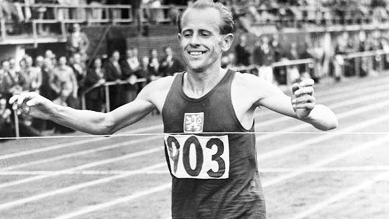 Ο θρυλικός δρομέας από το κόμμα πήρε το μετάλλιο του σκουπιδιάρη…