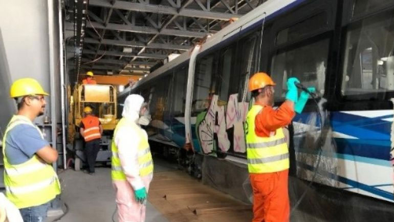 Θεσσαλονίκη: Ξεκίνησε ο καθαρισμός των βαγονιών του μετρό μετά τον βανδαλισμό τους