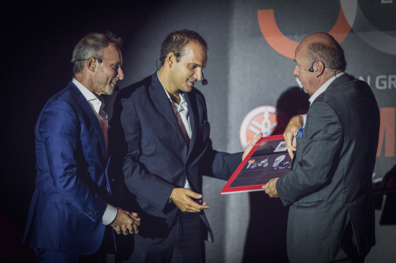 Ο President & CEO της Yamaha Motor Europe Eric De Seynes, παραδίδει αναμνηστική πλακέτα της για τα 50 χρόνια της ελληνικής αντιπροσωπείας στους Πάρη Κυριακόπουλο (Πρόεδρο της Μοτοδυναμικής) και Σωτήρη Χατζίκο (Διευθύνοντα Σύμβουλο της Μοτοδυναμικής)