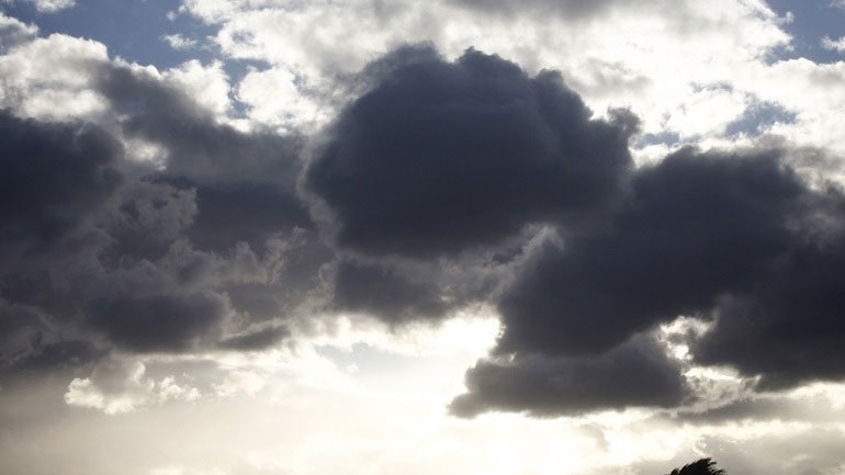 Καιρός: Τοπικές βροχές και πτώση της θερμοκρασίας το Σάββατο