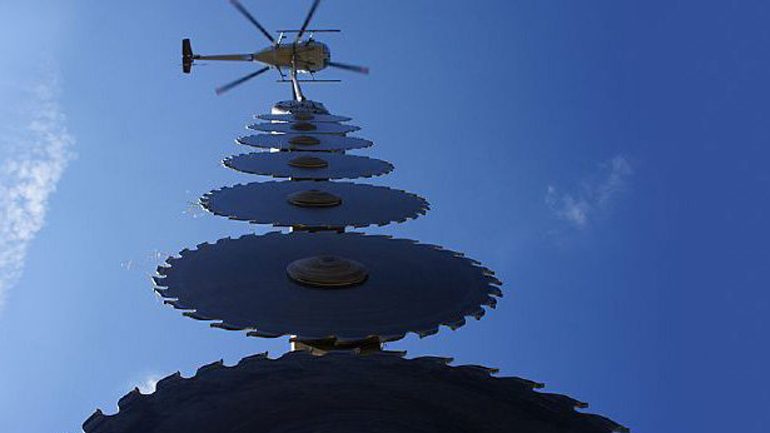 Ελικόπτερο με κλαδευτήρι που τριμάρει κλαδιά