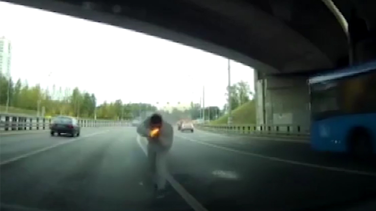 Έριξε κρότου λάμψης σε οδηγό Έριξε κρότου λάμψης σε οδηγό