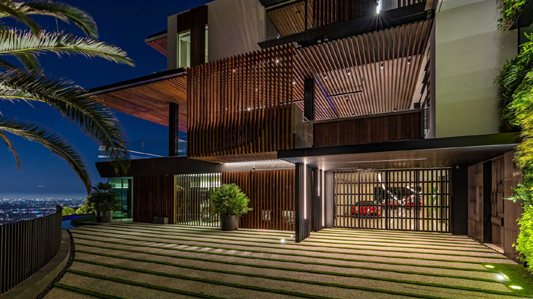 Αυτό το σπίτι έχει χώρο για 10 αυτοκίνητα