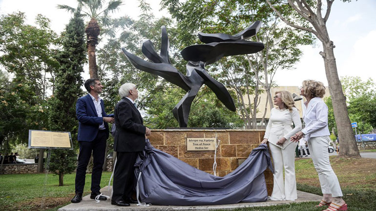 Το μπρούντζινο γλυπτό «Δένδρο της Ειρήνης», ένα από εμβλήματα ειρήνης της UNESCO, απέκτησε και η Αθήνα