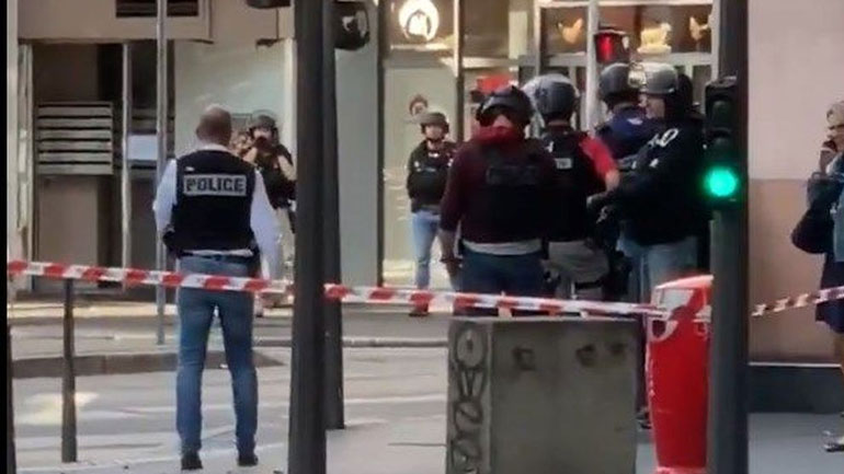 Λυών: Γυναίκα ταμπουρώθηκε σε διαμέρισμα και άρχισε να πυροβολεί